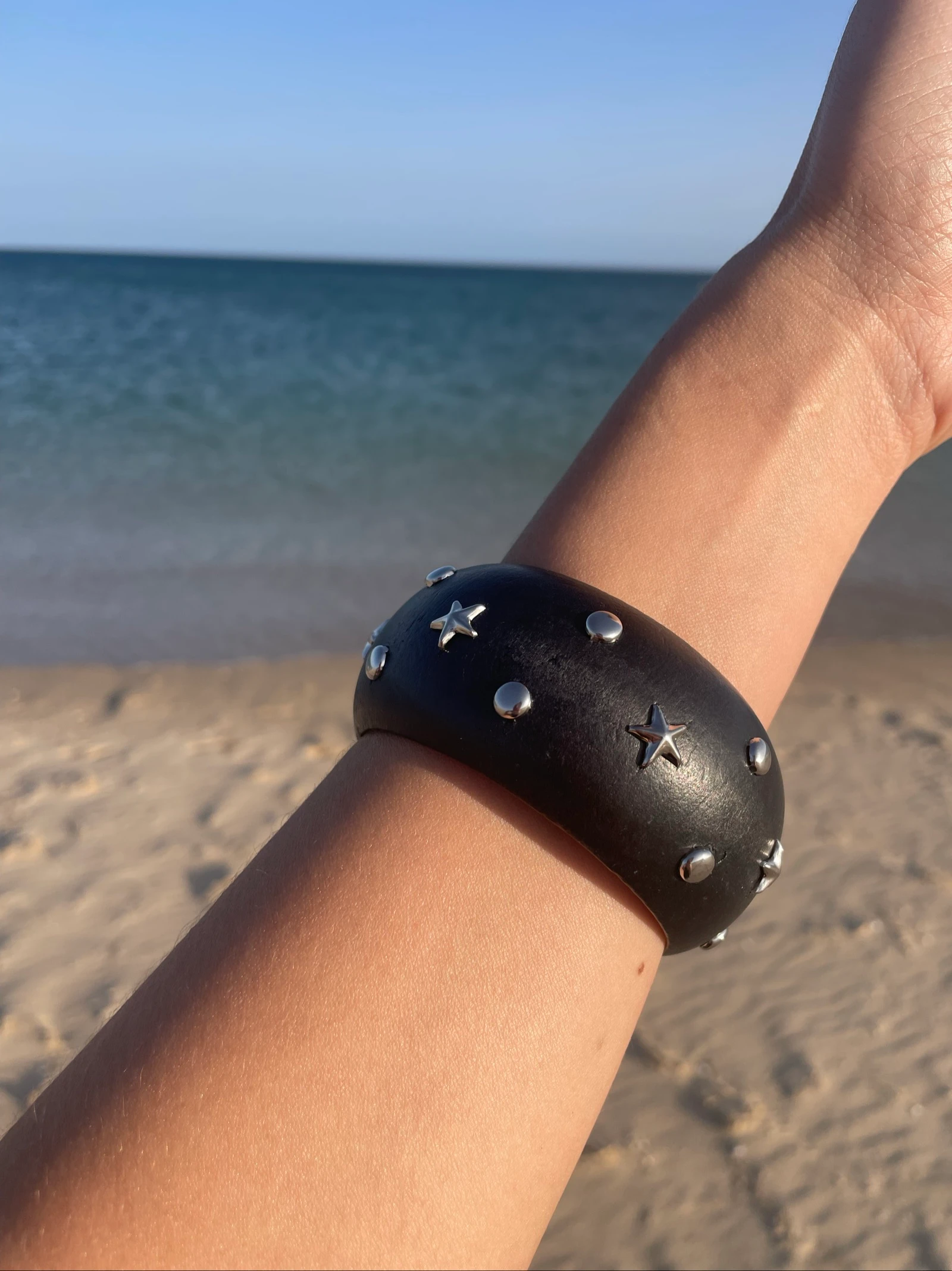 Brazalete negro tachuelas  – photo 4